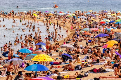 Turistas en la playa de La Barceloneta