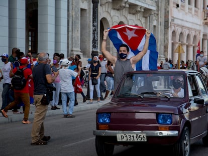 Simpatizantes del gobierno asisten a una caravana "por el amor, la paz y la solidaridad", en La Habana.