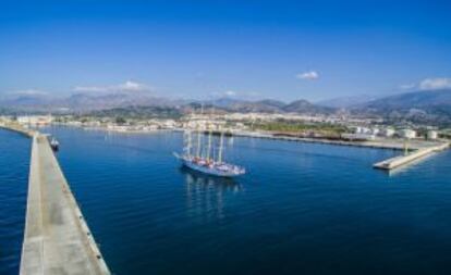 Un velero entrando en el puerto de Motril, en la costa de Granada.