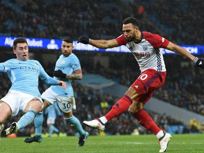 Laporte, del Manchester City, trata de bloquear un disparo de Matt Phillips, del West Bromwich Albion.