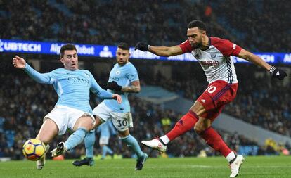 Laporte, del Manchester City, trata de bloquear un disparo de Matt Phillips, del West Bromwich Albion.