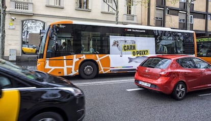 El autob&uacute;s contra la homofobia que circula por Sant Boi.