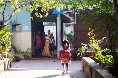 La pequeña Neha camina por las instalaciones de la escuela. Kerala también consiguió la escolarización universal en educación primaria –menores de 10 y 11 años – a finales de 2015.