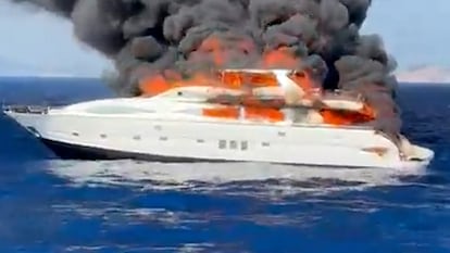 Un yate se incendia a 7,3 millas de Punta Gavina (Formentera).