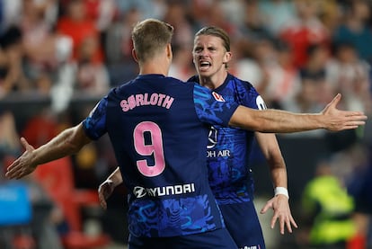 Conor Gallagher celebra su gol con Alexander Sorloth frente al Rayo Vallecano