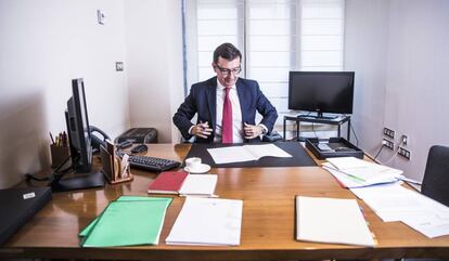 Roman Escolano, ministro de Economia, en su despacho en el ministerio.