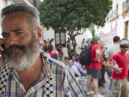 Sánchez Gordillo y los jornaleros desalojados de la finca Las Turquillas, frente a los juzgados de Écija.