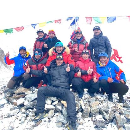 Los 10 alpinistas nepalíes que ascendieron el pasado sábado el K2, fotografiados de regreso al campo base. Nirmal Purja es el segundo por la izquierda, de cuclillas y con las gafas de sol puestas.