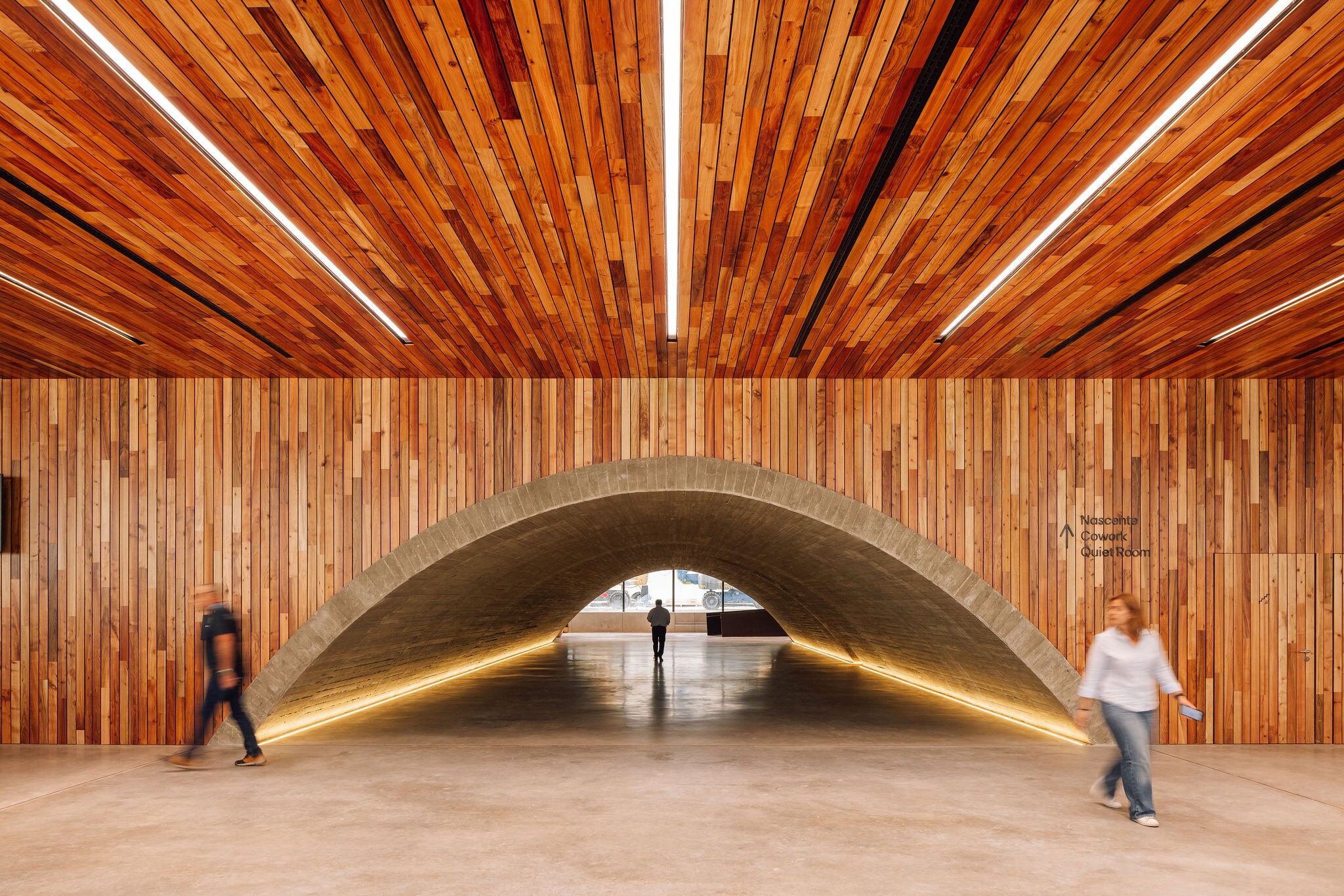Acceso al interior de las oficinas diseñadas por Elemental.