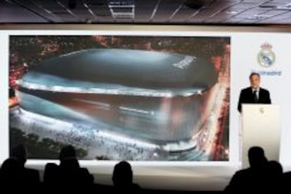El presidente del Real Madrid Florentino Pérez, pronuncia unas palabras durante la presentación del proyecto elegido para la remodelación del estadio Santiago Bernabéu.