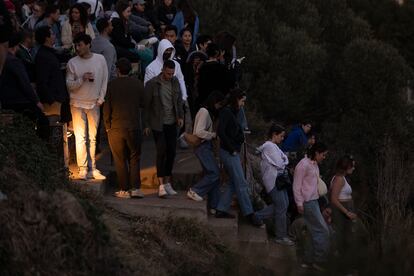 Turistas bajando del Turó de la Rovira tras la puesta de sol.