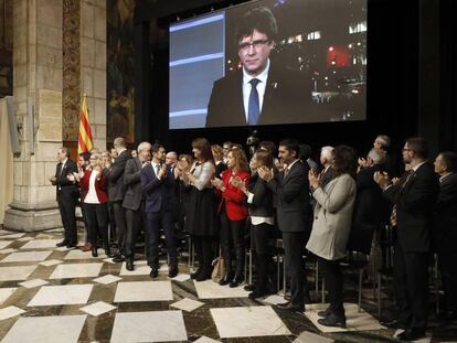 Quim Torra, y el vicepresidente del Govern, Pere Aragonés, entre otros, aplauden la intervención por videoconferencia del expresident Carles Puigdemont durante el acto de presentación del Consejo por la República.