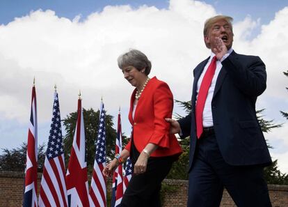 Theresa May camina junto a Donald Trump tras una conferencia de prensa conjunta en Chequers, en la visita del segundo a Londres, el 13 de julio de 2018.