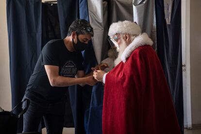 Un hombre disfrazado de Santa Claus acude a votar en Santigo. 