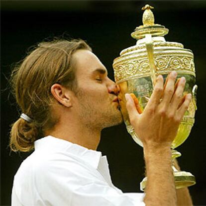 Federer besa el trofeo tras ganar Wimbledon.
