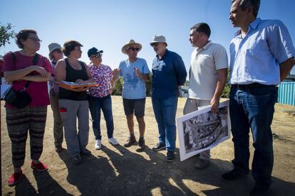 Equipo de excavación de El Rebollar. En el centro, con sombrero, Joaquín Barrio, catedrático de Arqueología de la Autónoma de Madrid. A su izquierda, Miguel Valero, subdirector general de Conservación de Patrimonio, y a la derecha de Barrio, la jefa del Área de Conservación, Isabel Baquedano. La segunda por la izquierda, la codirectora Rosario Gómez; el segundo por la derecha, el codirector Javier Salido y el primero por la derecha, Alfonso Baena, teniente de alcalde de El Boalo.