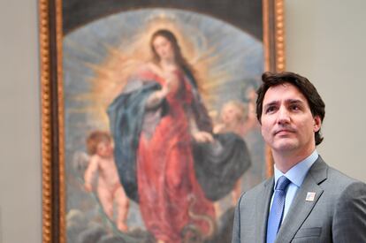 Los cuadros se convirtieron en escenarios perfectos para los retratos de los mandatarios, que parecían conversar con ellos. En la imagen, el primer ministro canadiense, Justin Trudeau, (que a su llegada se mostró impresionado por la belleza del Prado) ante 'La Inmaculada Concepción', de Rubens (1628).