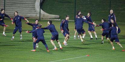 Los jugadores españoles, observados por Vicente del Bosque, durante uno de los ejercicios del entrenamiento de ayer en Durban.