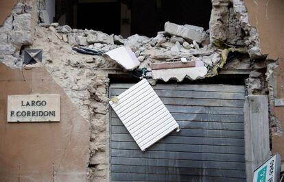 Escosmbros en una vivienda del Visso (Italia) tras el terremoto.