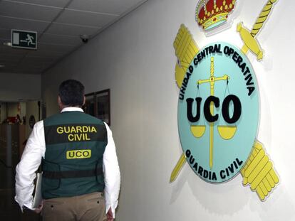 Un agente en los pasillos de la Unidad Central Operativa de la Guardia Civil, la UCO. 