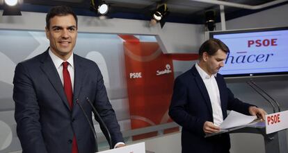 Pedro Sánchez junto al secretario de Economía del partido, Manuel de la Rocha, en una imagen de archivo.