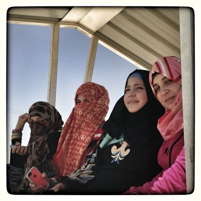 Nour, de17 años, enfoca con su iPhone a sus amigas (de izquierda a derecha) Rahma, Hiba, Samar, and Jana (todos nombres supuestos para preservar su seguridad.