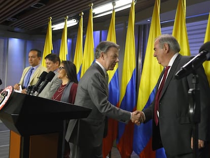 El presidente colombiano, Juan Manuel Santos, estrecha la mano a Álvaro Gil-Robles en presencia de los otros miembros del Comité de Escogencia.