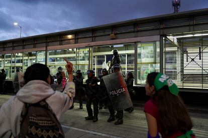 La protesta se cumplió sin mayores contratiempos, con excepción de algunos actos de vandalismo en la estación Quinta Paredes de Transmilenio. Según datos de la Secretaría Distrital de Gobierno, unas 3.000 mujeres participaron en las tres marchas convocadas este miércoles en la capital colombiana.