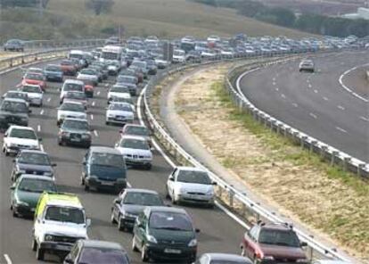 Aspecto que presentaba este mediodía un tramo de la N-V (carretera de Extremadura) a unos 20 kilómetros de Madrid.