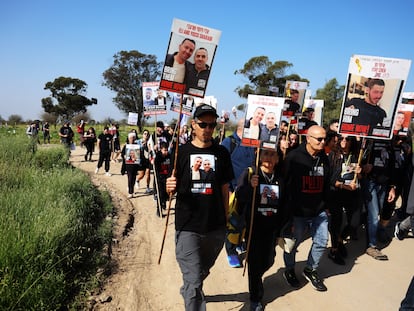 Familiares de los rehenes que siguen secuestrados en Gaza, durante la marcha desde la frontera de la Franja a Jerusalén, el 28 de febrero.