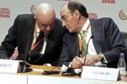 GRA310. BILBAO, 03/03/2014.- El presidente de Iberdrola, Ignacio Sánchez Galán (d), conversa con el presidente de BBVA, Francisco González, durante el Foro Económico Global España 2014, que el Rey ha inaugurado hoy en el Museo Guggenheim de Bilbao, en el que los máximos líderes de las instituciones económicas, encabezados por la directora gerente del Fondo Monetario Internacional (FMI), Christine Lagarde, debaten sobre el crecimiento en la eurozona. EFE/Luis Tejido