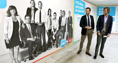 Oyarzábal (derecha) y Sémoer contemplan una de las fotografías de la campaña del PP.