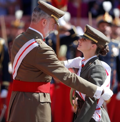 Felipe VI impone a la princesa de Asturias la banda durante la ceremonia en la que le entregó su despacho de alférez, este miércoles en Zaragoza.
