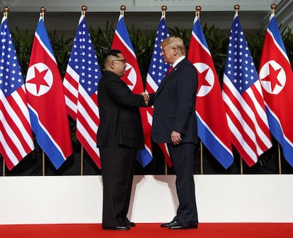 El líder de Corea del Norte, Kim Jong-un, saluda al entonces presidente de Estados Unidos, Donald Trump, en una cumbre histórica celebrada en Singapur en febrero de 2019.