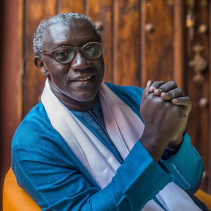 Toda ciudad necesita referentes que impulsen la vida cultural. En un lugar Patrimonio de la Humanidad, como es Saint Louis, en Senegal, esta persona es Amadou Diaw, es una figura inevitable en el empuje artístico de una urbe viva.
