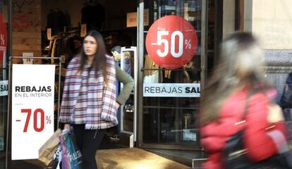 En la imagen, un comercio durante las rebajas de invierno.