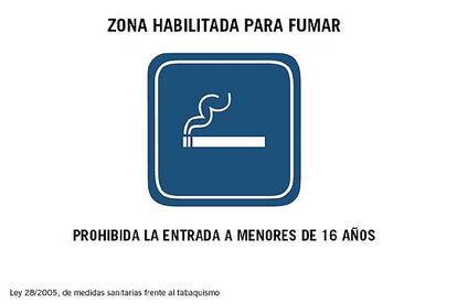 Este cartel muestra un doble mensaje. Por un lado, informa de que hay una zona en el local en la que se puede fumar. Por otro, se prohíbe la entrada en el establecimiento a los menores de 16 años.