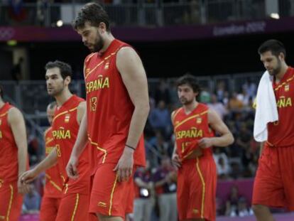 Los jugadores de España abandonan la pista tras su derrota ante Rusia.