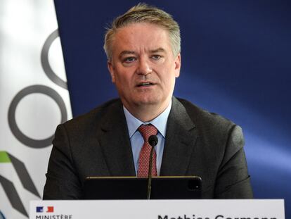 El secretario general de la OCDE, Mathias Cormann, se dirige a una conferencia de prensa en el Ministerio de Economía en París, el 18 de noviembre de 2021.