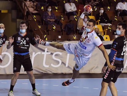 El jugador del Ademar Drew Donlin (centro) lanza ante los jugadores del Sinfín en el partido de la octava jornada de la Liga Asobal disputado este sábado en el Palacio Municipal de Deportes de León.