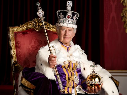 Primer retrato oficial de Carlos III después de la Coronacion del 6 de mayo