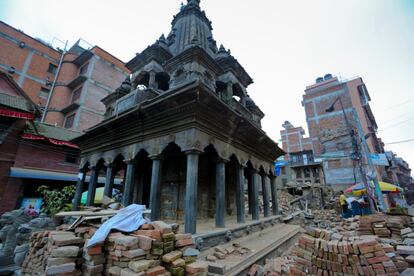 Templo hindú semisdestruido en una calle de Katmandú.