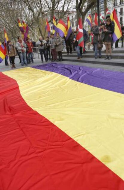 Una bandera republicana en el Boulevard donostiarra.