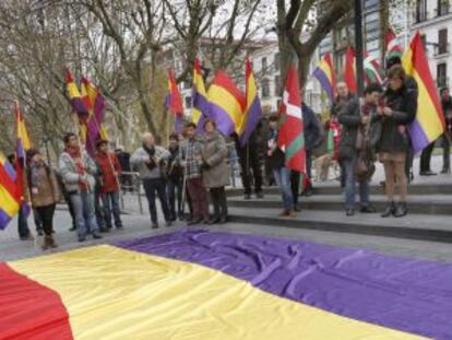 Una bandera republicana en el Boulevard donostiarra.