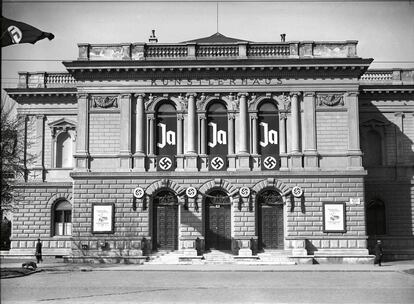 Fachada frontal de la Cámara al servicio de la propaganda en 1938.