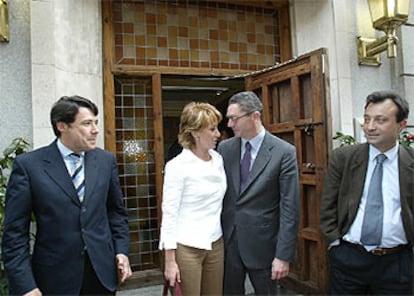Esperanza Aguirre y Alberto Ruiz-Gallardón salen del restaurante con sus <i>vicepresidentes:</i> Ignacio González (izquierda) y Manuel Cobo (derecha).