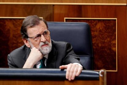 El president de l'Executiu central, Mariano Rajoy, durant la intervenció del secretari d'organització del PSOE, José Luis Ábalos.