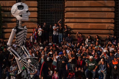 El tradicional recorrido que celebra a los muertos en México  inició en 2015.