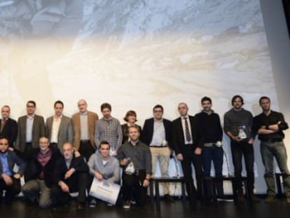 Organizadores y premiados en el Bilbao Mendi Film Festival posan tras la entrega de premios este viernes en Bilbao.