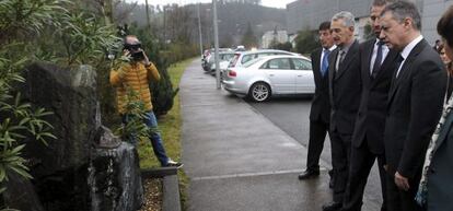 Iñigo Urkullu visita este miércoles el monolito en recuerdo de Joxe María Korta, asesinado por ETA en la puerta de su empresa en Zumaia.